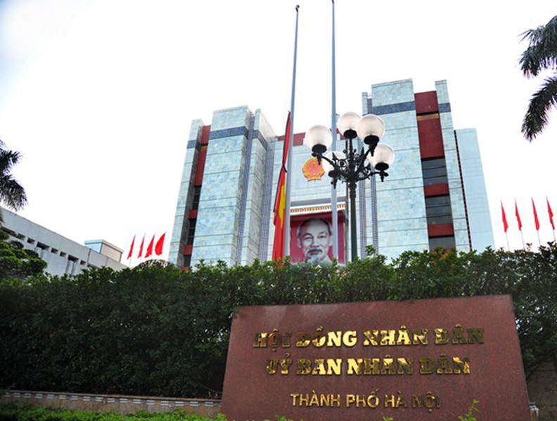 Cơ quan, công sở ở Hà Nội treo cờ rủ ngày Quốc tang Chủ tịch nước Trần Đại Quang